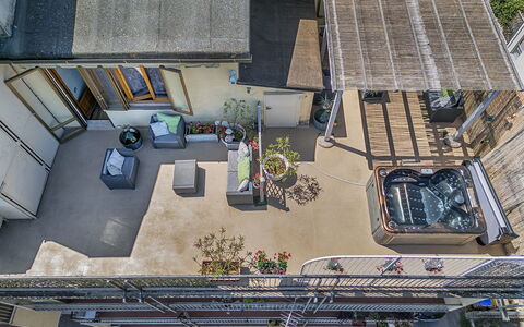 Casamia Tuscan Oasis: 4Br Panoramic Penthouse, Sky: Wohnung, Urban Design, Balkon, Eigentumswohnung, Blumentopf, Hof, Zimmerpflanze, Daylighting, Deck, Geländer