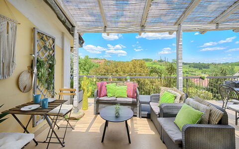 Casamia Tuscan Oasis: 4Br Panoramic Penthouse, Sky: Möbel, Stuhl, Gartenmöbel, Tabelle, Tisch Im Freien, Küche & Esszimmer Tisch, Veranda, Terrasse, Balkon, Schatten