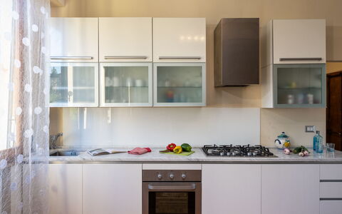 Casamia Tuscan Oasis: 4Br Panoramic Penthouse, Sky: Küche, Küchengerät, Major Appliance, Countertop, Cabinetry, Interior Design, Holz, Möbel, Haushaltsgerät, Flooring