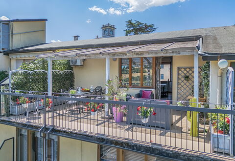 Casamia Tuscan Oasis: 4Br Panoramic Penthouse, Sky: Balkon, Blumentopf, Veranda, Eisen, Schatten, Zimmerpflanze, Stuhl, Design, Outdoor Struktur, Geländer