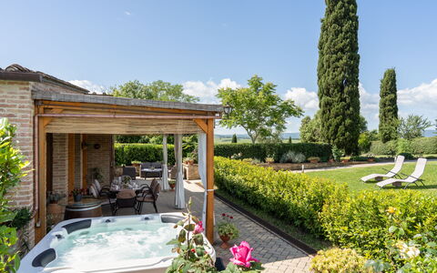 Capanna Di Elfo: Schwimmbad, Strauch, Garten, Möbel, Resort, Blumentopf, Gartenmöbel, Eco Hotel, Garten