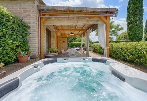 Capanna Di Elfo: Schwimmbad, Resort, Möbel, Blumentopf, Eco Hotel, Freizeit, Zimmerpflanze, Gartenmöbel, Badewanne