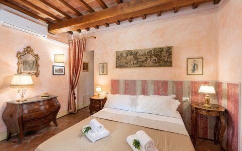 Dimora Di Castroncello: Wand, Möbel, Interior Design, Zuhause, Fussboden, Blumentopf, Schlafzimmer, Bett, Wohnung, Zimmerpflanze