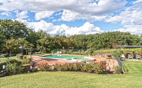 Dimora Di Castroncello: Schwimmbad, Garten, Resort, Landscaping, Rasen, Park, Schatten, Garten, Hinterhof, Eco Hotel
