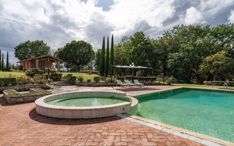 Dimora Di Castroncello: Baum, Strauch, Landschaft, Garten, Water Feature, Schwimmbad, Landscaping, Brunnen, Estate, Hinterhof