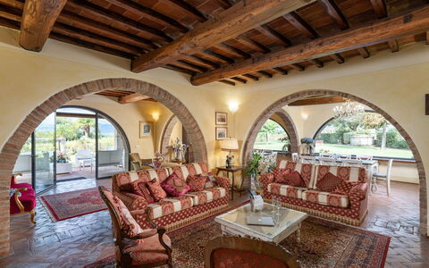 Dimora Di Castroncello: Möbel, Interior Design, Decke, Couch, Flooring, Zimmer, Fussboden, Beleuchtung, Tabelle, Wohnzimmer