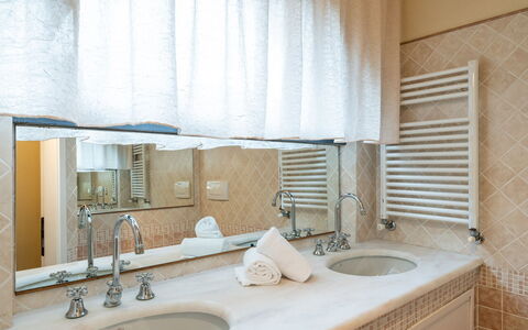 Dimora Di Castroncello: Interior Design, Wand, Armatur, Flooring, Fussboden, Badezimmer, Bad Sink, Sinken, Zapfhahn, Spiegel