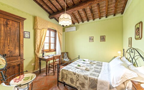 Dimora Di Castroncello: Möbel, Interior Design, Decke, Bett, Schlafzimmer, Fussboden, Flooring, Tabelle, Linens, Zimmer