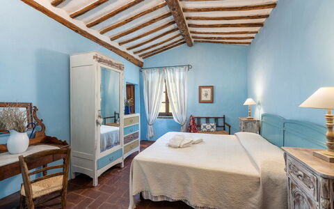 Podere Lorena, Charming Tuscan Farmhouse: Möbel, Bett, Schlafzimmer, Flooring, Interior Design, Fussboden, Textil, Bedding, Bettdecke, Linens