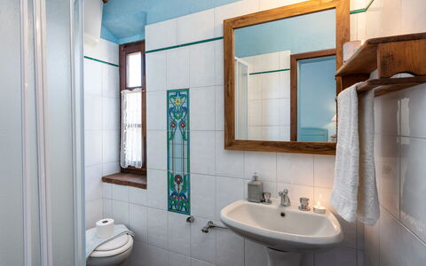 Podere Lorena, Charming Tuscan Farmhouse: Wand, Bad Sink, Interior Design, Armatur, Flooring, Sinken, Fussboden, Badezimmer, Zapfhahn, Decke