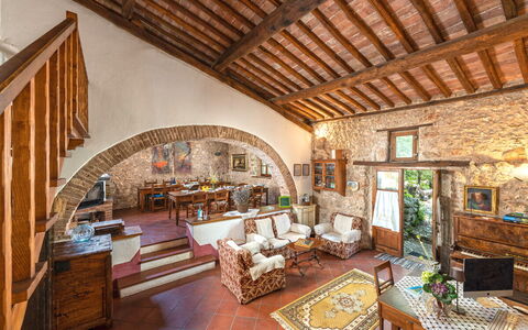 Podere Lorena, Charming Tuscan Farmhouse: Möbel, Wand, Interior Design, Stuhl, Zuhause, Flooring, Tabelle, Decke, Steinwand, Wohnzimmer