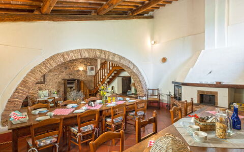 Podere Lorena, Charming Tuscan Farmhouse: Möbel, Wand, Holz, Tabelle, Interior Design, Küche & Esszimmer Tisch, Flooring, Decke, Esszimmer, Stuhl