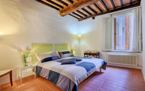The Silent Courtyard Retreat: Spacious 2-Bedroom S: Interior Design, Wand, Bett, Schlafzimmer, Decke, Flooring, Möbel, Fussboden, Zimmer, Bettdecke