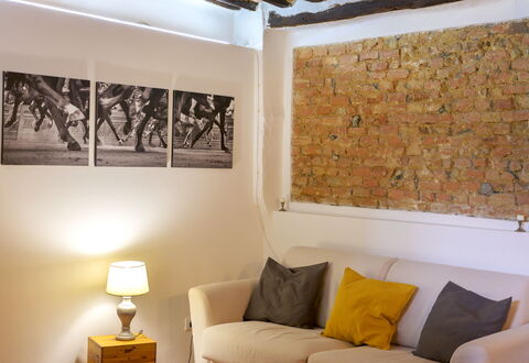 The Silent Courtyard Retreat: Spacious 2-Bedroom S: Wand, Interior Design, Möbel, Flooring, Zimmer, Zuhause, Fussboden, Wohnzimmer, Beleuchtung, Couch