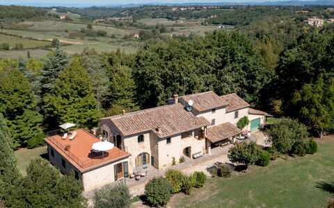Casale del Timignano, Private Villa with Huge Gard: Gebäude, Haus, Wohngebiet, Zuhause, Dach, Die Architektur, Landschaft, Fassade, Nachbarschaft, Ländliches Gebiet