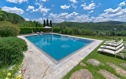 La Dimora del Chianti Dimora: Stunning Tuscan Vill: Blau, Schwimmbad, Resort, Gartenmöbel, Eco Hotel, Landscaping, Water Feature, Schatten, Thermae, Reflecting Pool