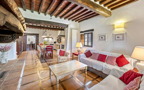 La Dimora del Chianti Dimora: Stunning Tuscan Ston: Flooring, Fussboden, Möbel, Interior Design, Decke, Wohnzimmer, Couch, Zimmer, Stuhl