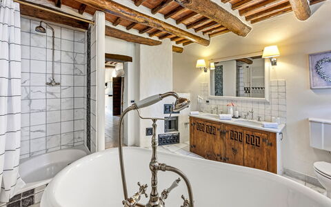La Dimora del Chianti Dimora: Stunning Tuscan Ston: Armatur, Zuhause, Zapfhahn, Installation, Light Fixture, Badezimmer, Sinken, Hotel, Cabinetry