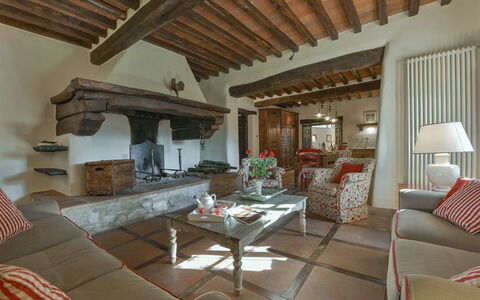La Dimora del Chianti Dimora: Stunning Tuscan Vill: Möbel, Wand, Flooring, Interior Design, Zuhause, Zimmer, Fussboden, Wohnzimmer, Decke, Beleuchtung