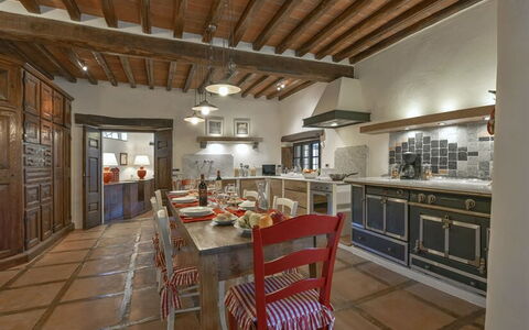 La Dimora del Chianti Dimora: Stunning Tuscan Vill: Möbel, Küche, Interior Design, Flooring, Countertop, Cabinetry, Holz, Küchengerät, Decke, Fussboden