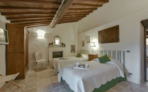 La Dimora del Chianti Dimora: Stunning Tuscan Vill: Wand, Möbel, Zuhause, Lampe, Bett, Stuhl, Schlafzimmer, Zimmerpflanze, Bilderrahmen, Hotel