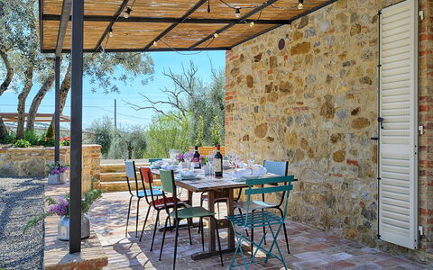 Marielena Authentic Chianti Retreat: Panoramic Vie: Möbel, Tabelle, Gartenmöbel, Küche & Esszimmer Tisch, Stuhl, Tisch Im Freien, Terrasse, Schatten, Esszimmer, Restaurant