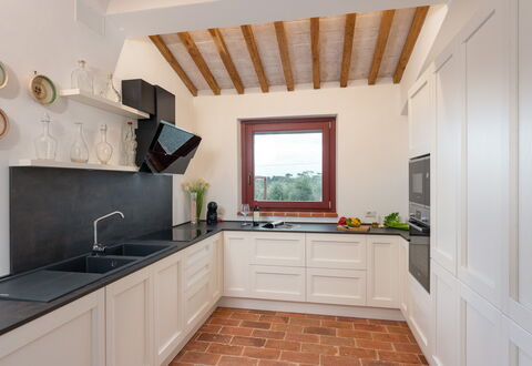 Marielena Authentic Chianti Retreat: Panoramic Vie: Küche, Countertop, Interior Design, Flooring, Küchengerät, Cabinetry, Holz, Möbel, Fussboden, Zuhause