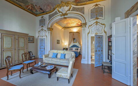 Elegant Suite: Florence Apartment with View on Med: Interior Design, Möbel, Decke, Flooring, Zimmer, Fussboden, Schlafzimmer, Stuhl, Wohnzimmer, Formen