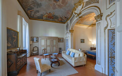 Elegant Suite: Florence Apartment with View on Med: Möbel, Interior Design, Flooring, Fussboden, Decke, Beleuchtung, Zimmer, Wohnzimmer, Stuhl, Bilderrahmen