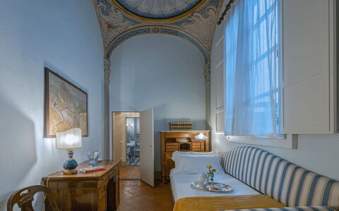 Elegant Suite: Florence Apartment with View on Med: Möbel, Interior Design, Decke, Zimmer, Flooring, Fussboden, Zuhause, Wohnzimmer, Couch, Bilderrahmen