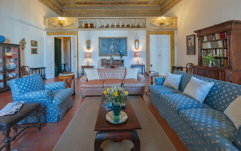 Elegant Suite: Florence Apartment with View on Med: Möbel, Interior Design, Flooring, Zimmer, Fussboden, Tabelle, Decke, Bilderrahmen, Couch, Stuhl
