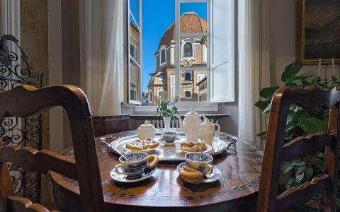 Elegant Suite: Florence Apartment with View on Med: Möbel, Interior Design, Geschirr, Tabelle, Servierware, Zimmer, Bilderrahmen, Dishware, Esszimmer, Porzellan