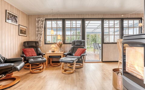 Thorir - 500M from the Sea: Möbel, Holz, Flooring, Interior Design, Fussboden, Holzboden, Stuhl, Wohnzimmer, Decke, Zimmer