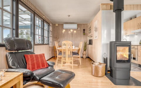 Thorir - 500M from the Sea: Möbel, Holz, Flooring, Interior Design, Fussboden, Zimmer, Wohnzimmer, Holzboden, Stuhl, Decke
