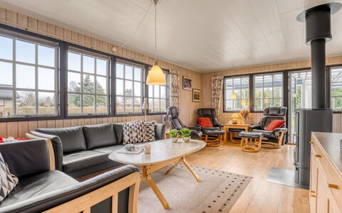 Thorir - 500M from the Sea: Holz, Möbel, Flooring, Interior Design, Decke, Couch, Fussboden, Wohnzimmer, Wohnung, Zimmer