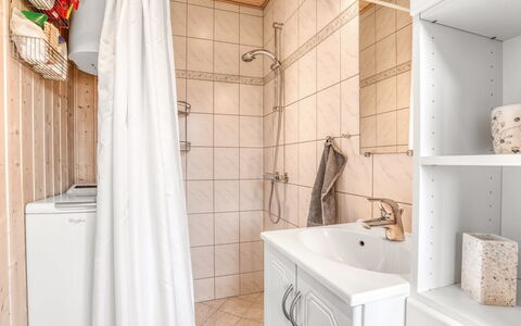 Thorir - 500M from the Sea: Wand, Flooring, Fussboden, Armatur, Holz, Badezimmer, Interior Design, Sinken, Installation, Badezimmerschrank
