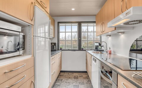 Thorir - 500M from the Sea: Küche, Countertop, Cabinetry, Interior Design, Flooring, Küchengerät, Möbel, Decke, Fussboden, Zimmer