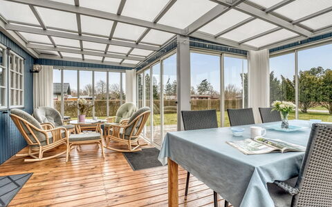 Thorir - 500M from the Sea: Estate, Schatten, Auffahrt, Bauernhaus