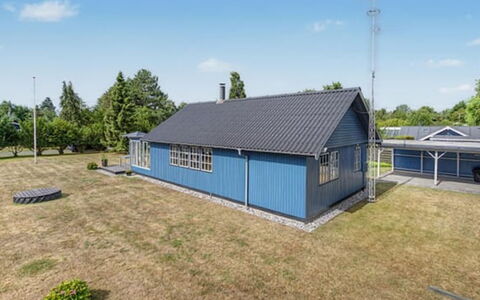 Thorir - 500M from the Sea: Estate, Schatten, Auffahrt, Bauernhaus