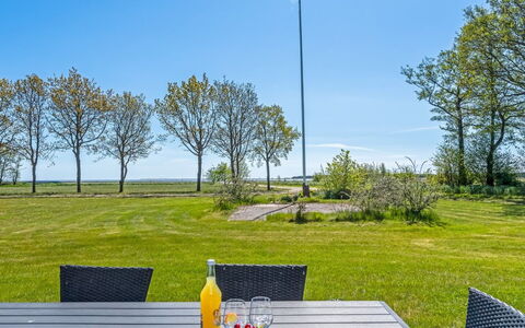 Ilsebeth - 400M from the Sea: Himmel, Gras, Grundstueck, Einfach, Stuhl, Rasen, Garten, Schatten, Sonnenlicht