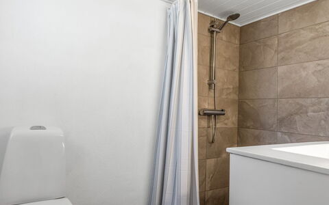 Ilsebeth - 400M from the Sea: Flooring, Fussboden, Badezimmer, Armatur, Toilette, Toilleten Sitz, Interior Design, Installation, Zimmer, Fliese