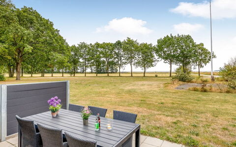 Ilsebeth - 400M from the Sea: Grundstueck, Schatten, Garten, Sonnenlicht, Landscaping, Gartenmöbel, Rasen, Tisch Im Freien, Stuhl, Park