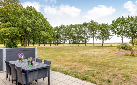 Ilsebeth - 400M from the Sea: Grundstueck, Schatten, Garten, Sonnenlicht, Rasen, Landscaping, Gartenmöbel, Park, Tisch Im Freien