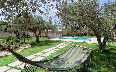 Villa Virginia: Schwimmbad, Möbel, Resort, Gartenmöbel, Schatten, Garten, Hinterhof, Eco Hotel, Stuhl, Garten