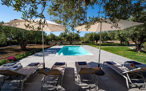 Villa Virginia: Schwimmbad, Gartenmöbel, Möbel, Stuhl, Resort, Schatten, Regenschirm, Sonnenliege, Tisch Im Freien, Freizeit