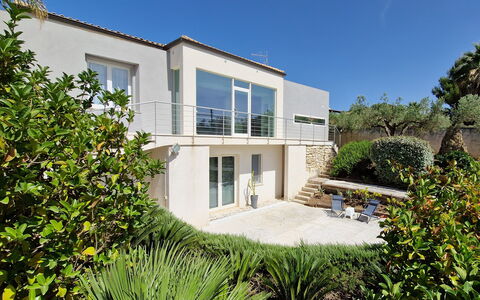 Villa Virginia: Wohngebiet, Strauch, Zuhause, Estate, Balkon, Garten, Villa, Landscaping, Villa, Hazienda
