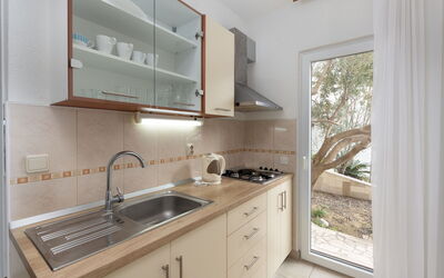 Lončar 902.1: Küche, Countertop, Küchengerät, Major Appliance, Spüle, Cabinetry, Holz, Sinken, Flooring, Interior Design