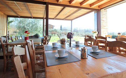 Villa Montello Pool, Jacuzzi, Ac, Wifi, Treviso: Möbel, Tabelle, Holz, Stuhl, Küche & Esszimmer Tisch, Interior Design, Flooring, Decke, Esszimmer, Tisch Im Freien