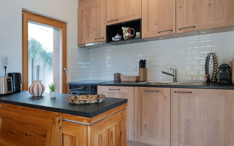 Le Katanga: Countertop, Cabinetry, Möbel, Küche, Flooring, Küchengerät, Interior Design, Holz, Schublade, Schrank