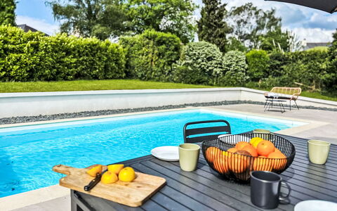 La Tour Bourgerel avec Piscine: Schwimmbad, Gartenmöbel, Möbel, Freizeit, Tisch Im Freien, Garten, Schatten, Stuhl, Eco Hotel, Resort